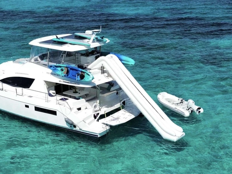 Location Yacht Robertson and Caine avec permis