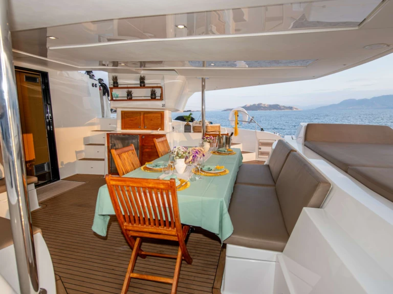 Fountaine Pajot HIGHJINKS  a louer à Le Pirée