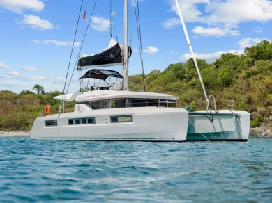 Hire Luxury Yacht Lagoon with a boat licence