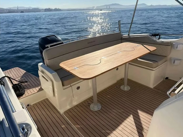Louer Bateau à moteur avec ou sans skipper Quicksilver à Antibes
