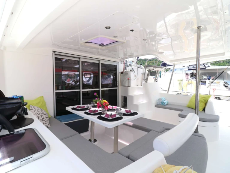 Location Yacht Robertson and Caine avec permis
