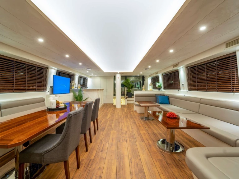Location Yacht Custom avec permis