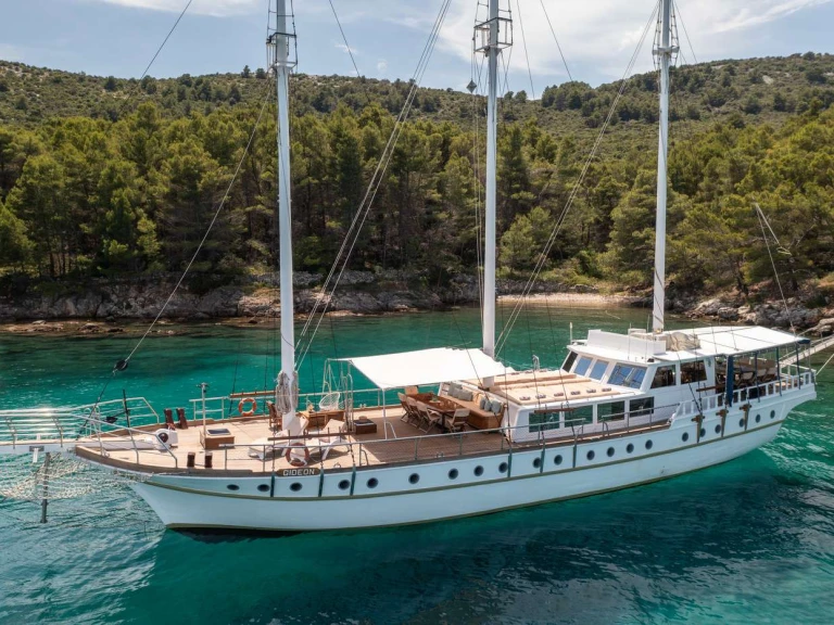 Location Yacht Custom avec permis