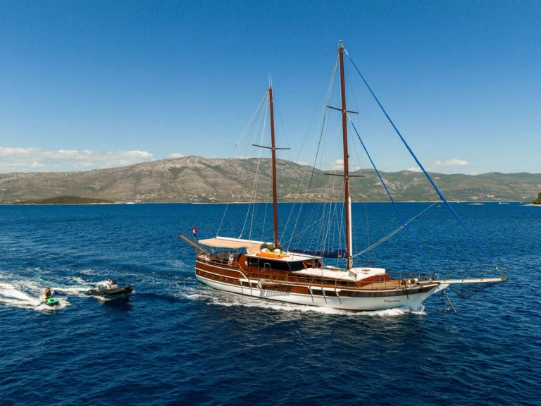 Location Yacht Custom avec permis