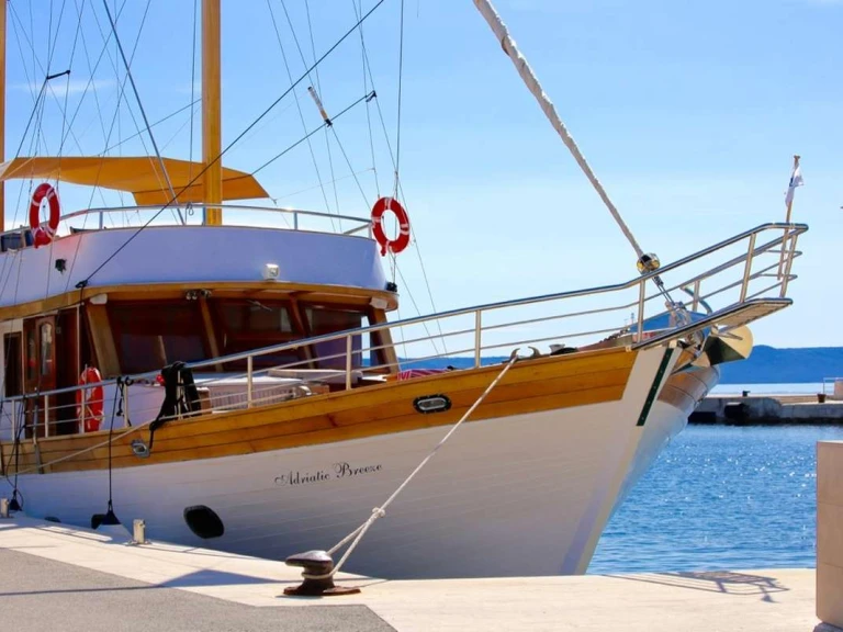 Location Yacht Custom avec permis