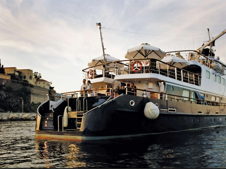 Location Yacht Custom avec permis