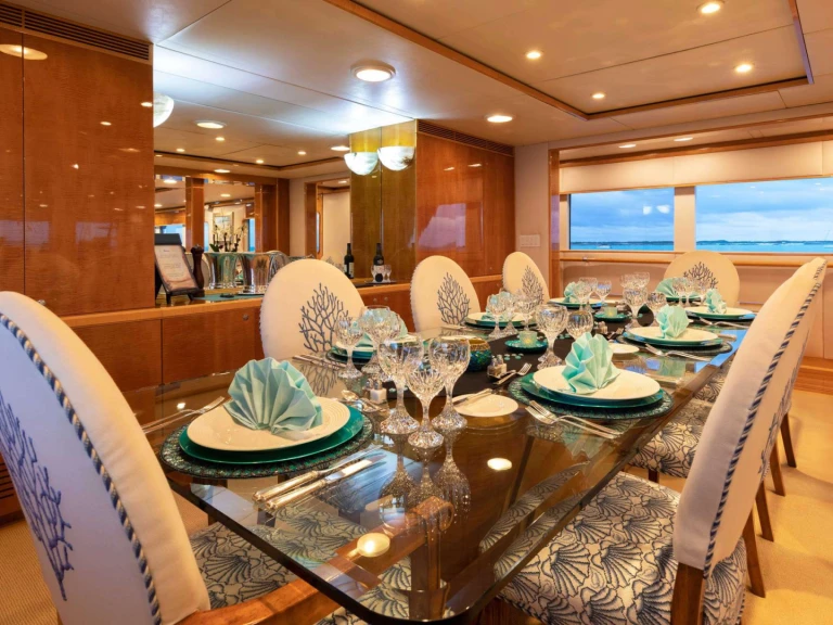 NQEA Yachts Jack Hargrave design RENA a louer à Newport