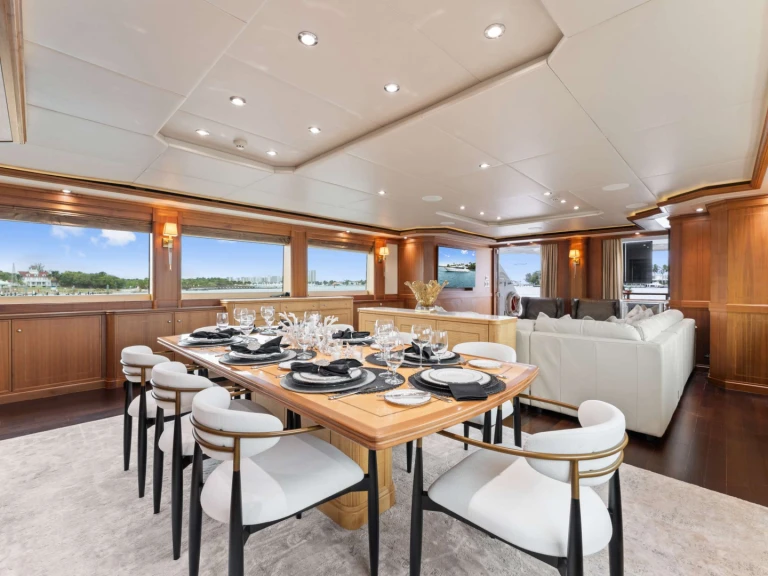 Location bateau Newport pas cher INVICTUS