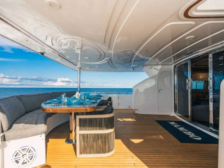 Location Yacht Ferretti avec permis