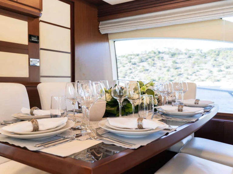 Louer Yacht avec ou sans skipper Azimut à Athènes