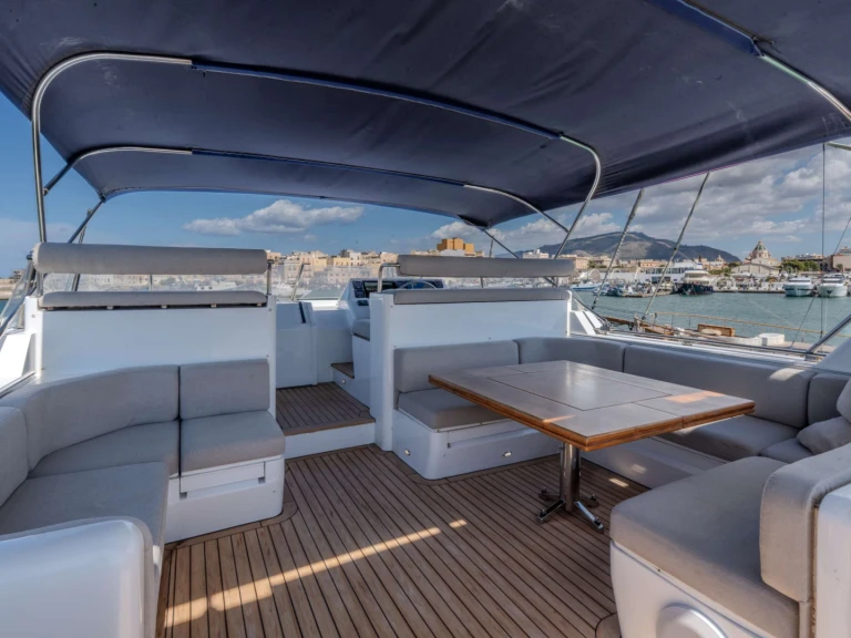 Location bateau DE VRIES CAMENA II à Olbia sur Samboat