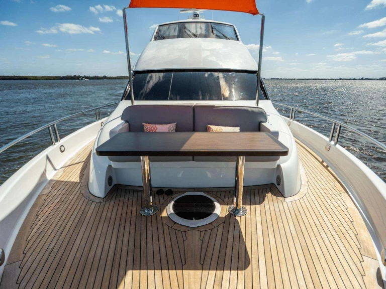 Location Yacht Lazzara avec permis