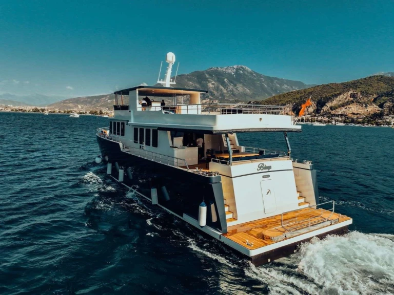 Location Yacht Custom avec permis