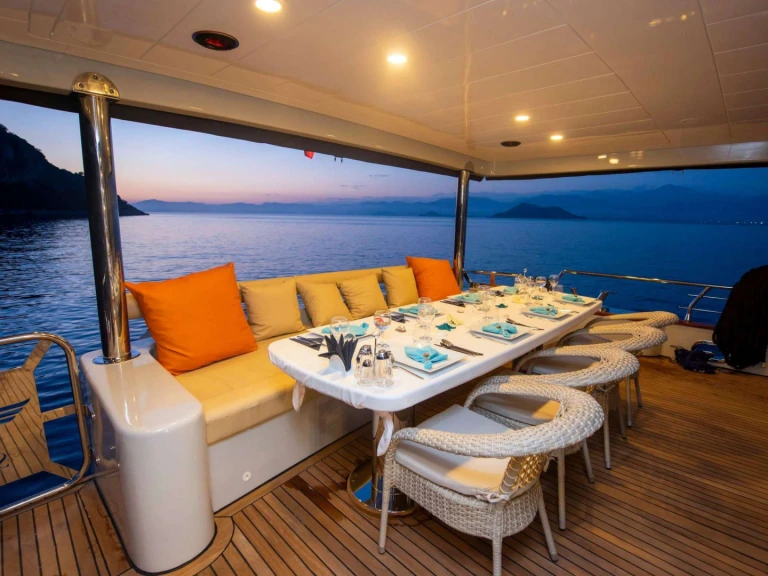 Location Yacht Custom avec permis