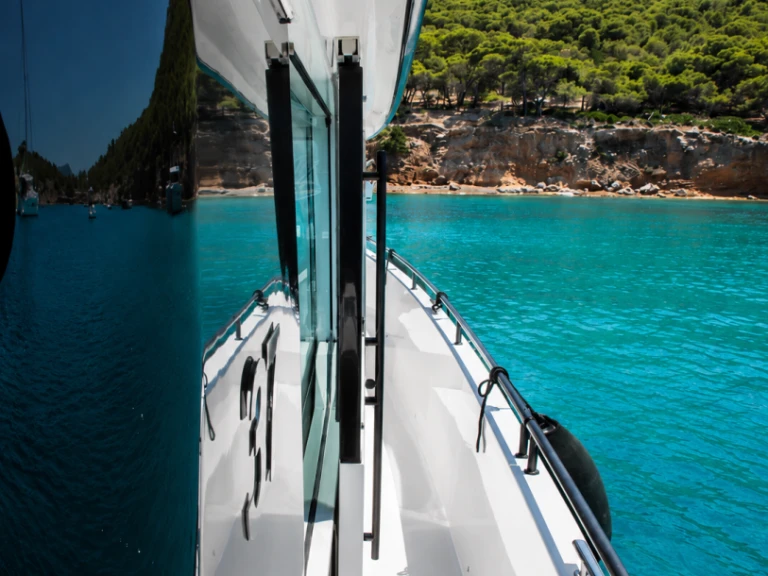 Location bateau Axopar Axopar 37 XC Cross Cabin à Lávrio sur Samboat