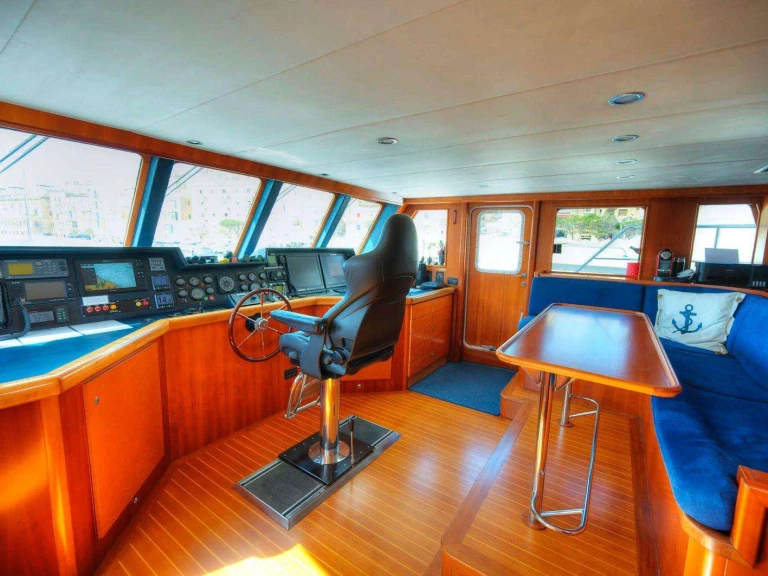 Location Yacht Custom avec permis