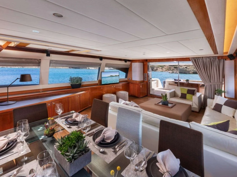 Ferretti ANNOUKA a louer à Athènes