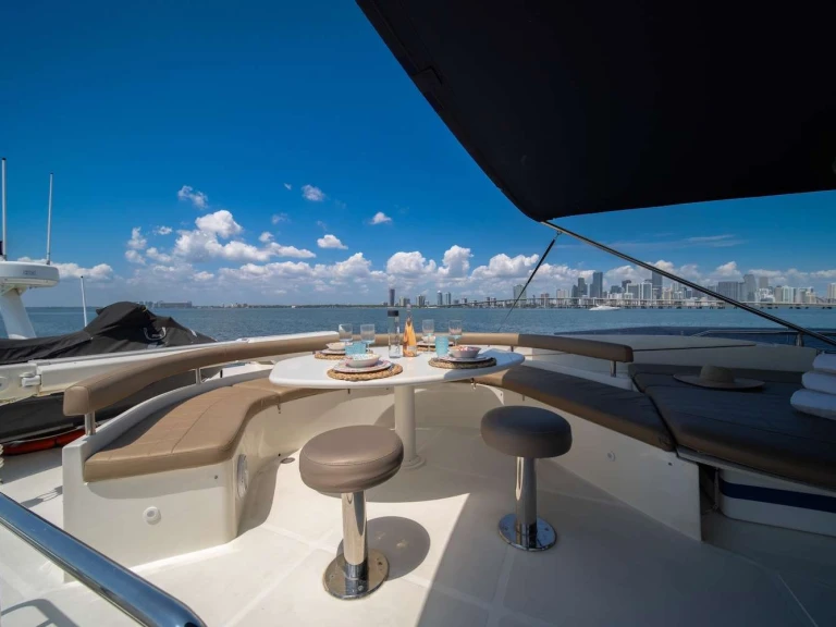 Location Yacht Ferretti avec permis