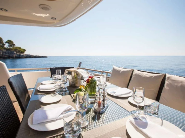 Location Yacht à Antibes - Fairline-Squadron D5