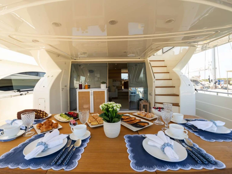 Location Yacht Ferretti avec permis