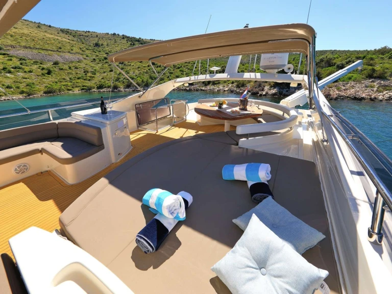 Louez un Ferretti LUNA ROSSA à Athènes