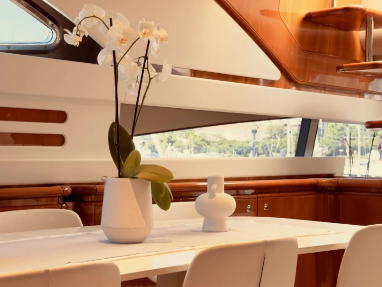 Location Yacht Ferretti avec permis