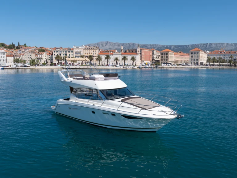 Louez un Jeanneau Prestige 400 Fly à Stobreč