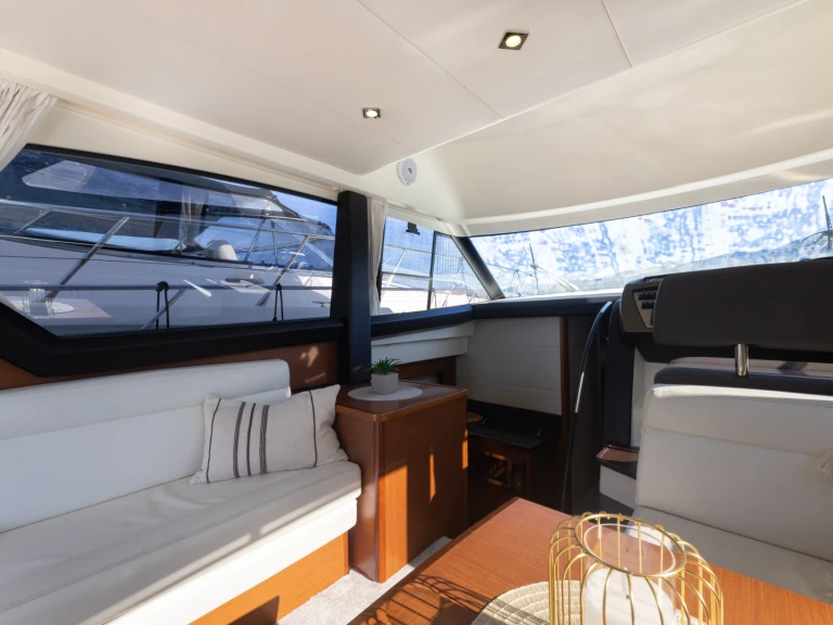 Louez un Jeanneau Prestige 400 Fly à Stobreč