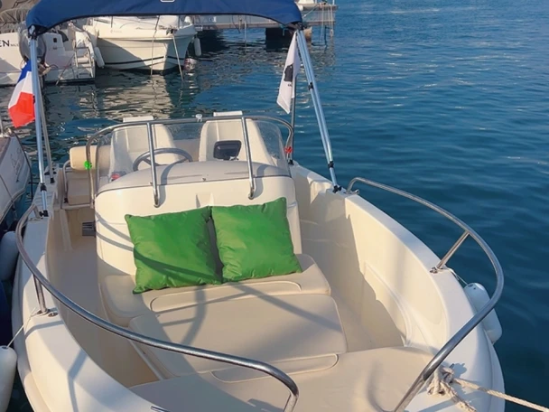 Location Bateau à moteur Jeanneau avec permis