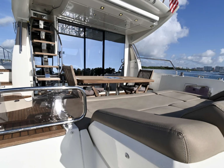 Location à Caraïbes - Prestige Yachts 60 Prestige sur SamBoat