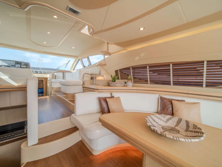Location Yacht Ferretti avec permis