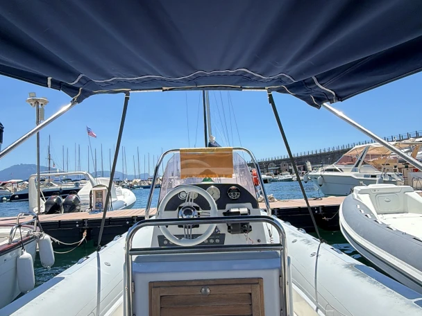 Semi-rigide à louer à Porto di Torre del Greco au meilleur prix