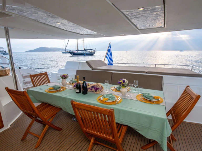 Location bateau Fountaine Pajot HIGHJINKS  à Le Pirée sur Samboat