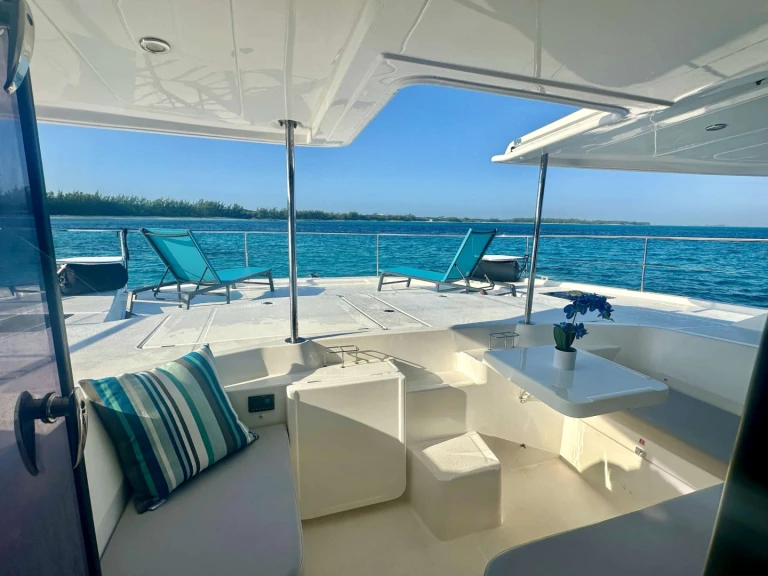 Location Yacht Robertson and Caine avec permis