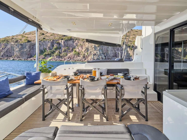 Yacht à louer à Néa Péramos au meilleur prix