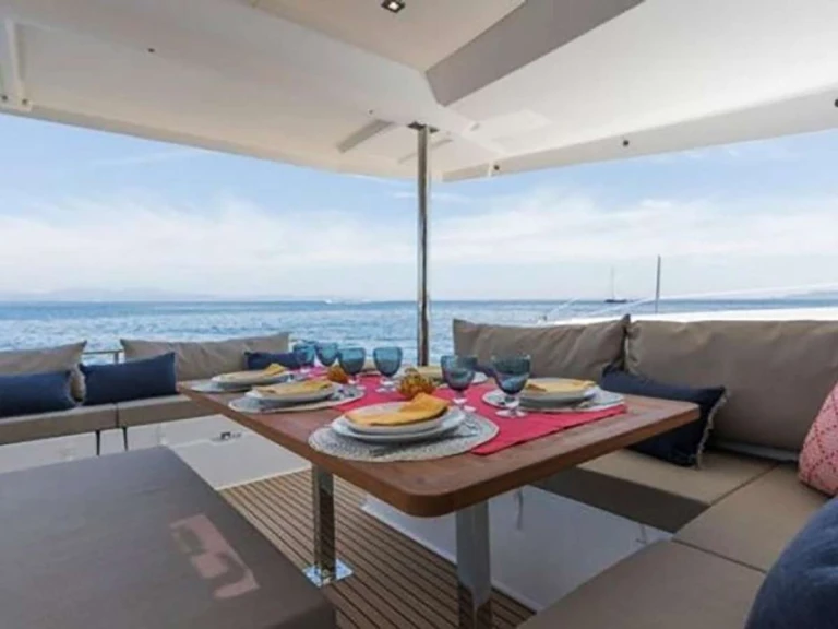 Location Yacht Fountaine Pajot avec permis