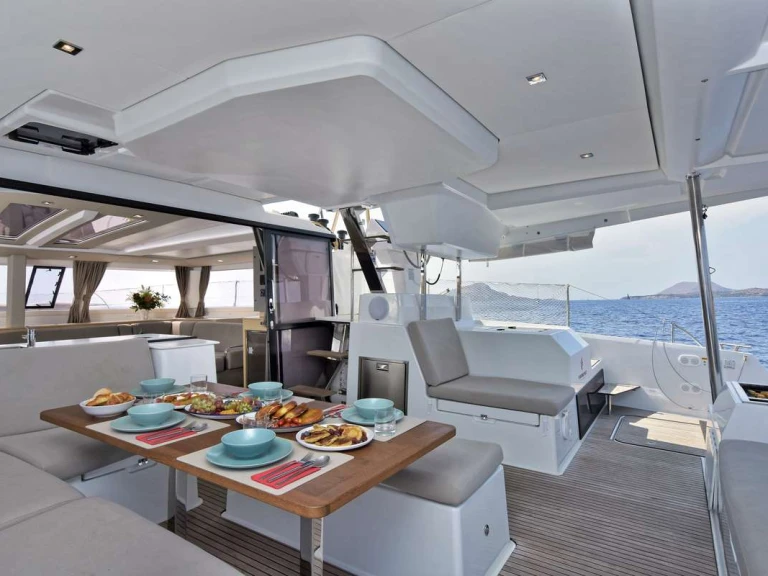 Location bateau Fountaine Pajot HELIDONI à Volos sur Samboat