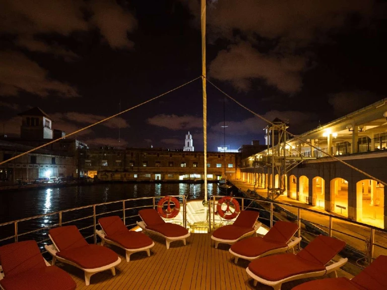 Location Yacht Custom avec permis