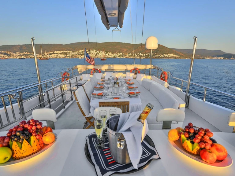 Location Yacht Custom avec permis
