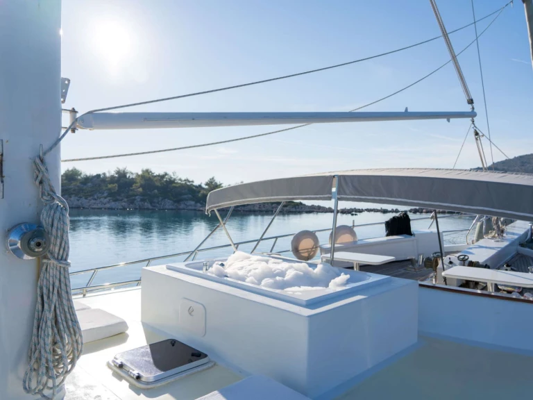 Location Yacht Custom avec permis
