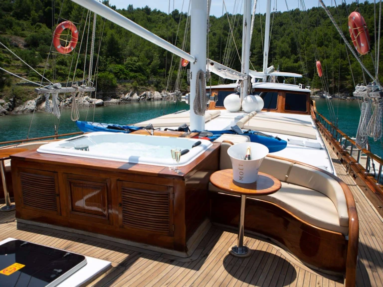 Location bateau costume Dolce Vita à Sibenik sur Samboat