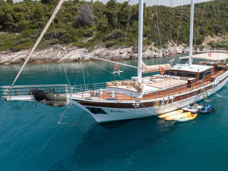 Location Yacht Custom avec permis
