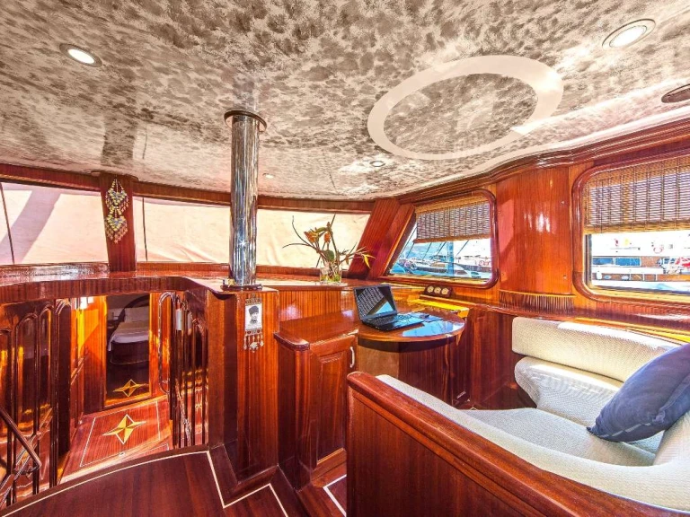Location Yacht Custom avec permis