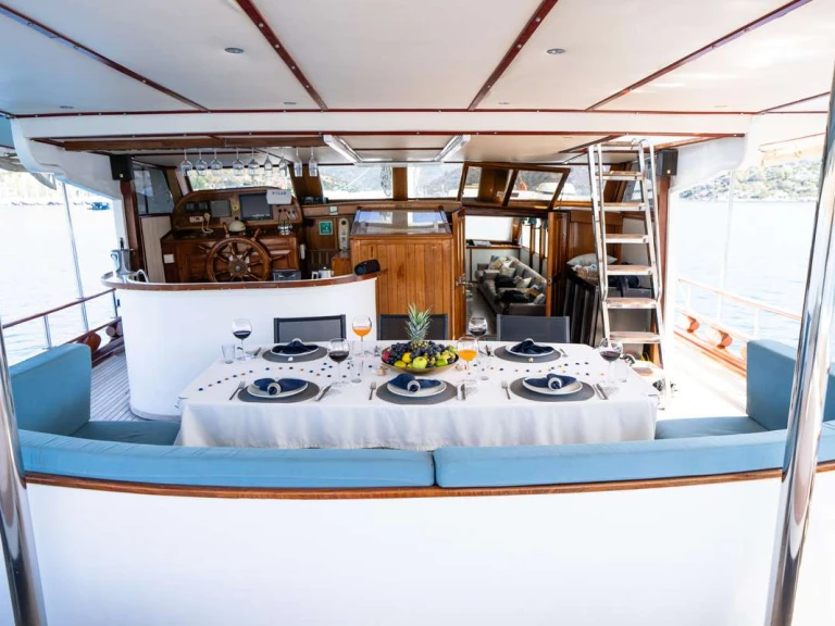 Location Yacht Custom avec permis