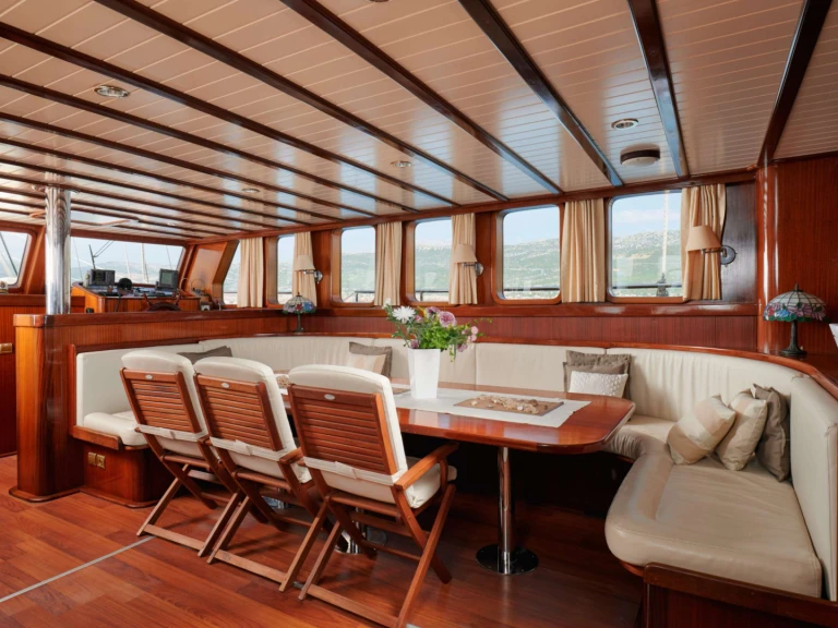 Louez un Custom QUEEN OF ADRIATIC à Kaštel Gomilica