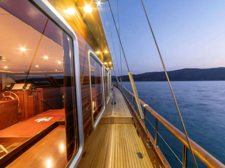 Location Yacht Custom avec permis