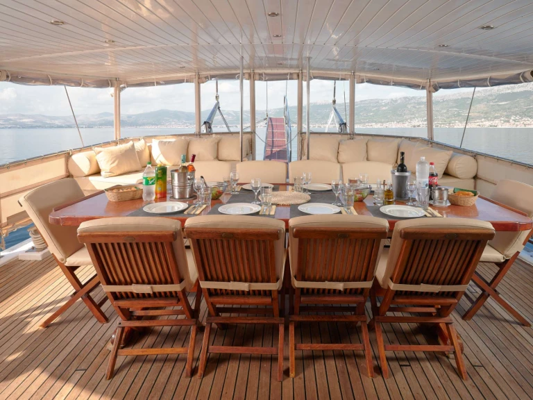Location Yacht Custom avec permis