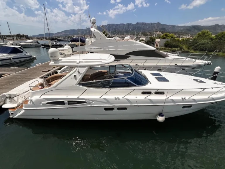 Louer Bateau à moteur avec ou sans skipper Sealine à Vibo Marina