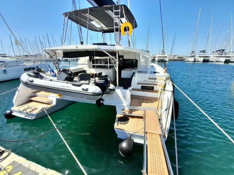 Catamaran à louer à Álimos au meilleur prix