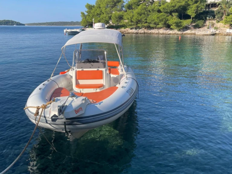 Location Semi-rigide Marlin Boat avec permis